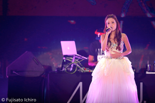 「May J. 【Girls Award 2013】で3万4千人を前に新曲熱唱」1枚目/9