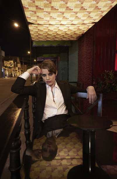 「海外メディア大絶賛のアンナ・カルヴィ、パリで開催したプレミア・ライブの映像が公開」1枚目/1