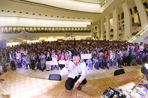 「秦 基博 セレクションアルバム発売記念ライブに2500人」1枚目/7