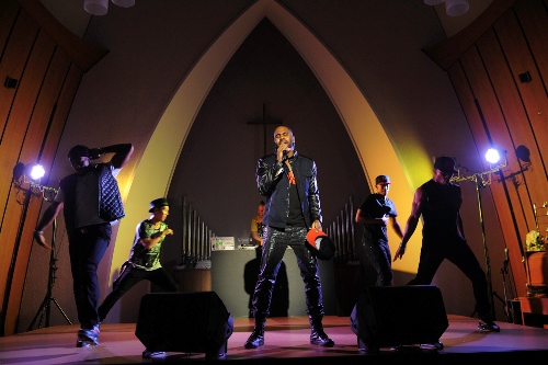 「ジェイソン・デルーロ 神戸での“ウェディング・サプライズ”に感動」1枚目/3