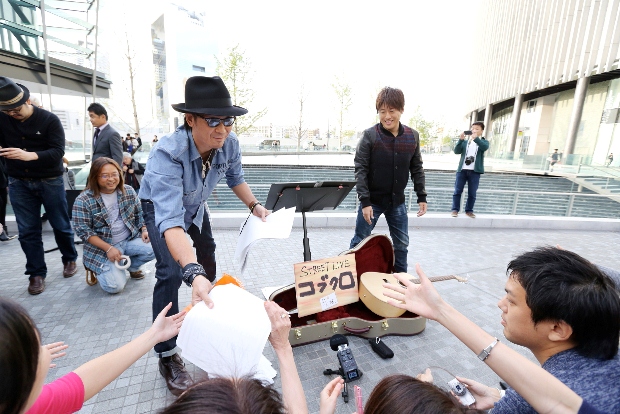 「本物のコブクロ!?　まさかの告知なしの生歌ストリートライブに通行人殺到」1枚目/4