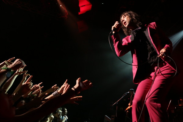 「プライマル・スクリーム来日公演、バンドの歴史を濃縮還元」1枚目/3