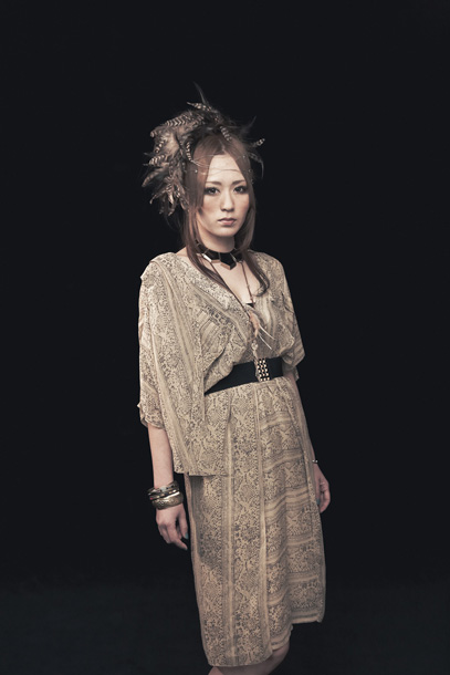 「THE CHERRY COKE＄ アコーディオン＆ボーカルのTOMOが病気療養へ」1枚目/2