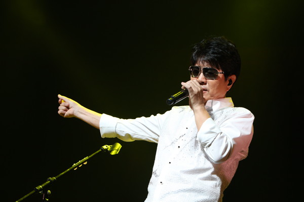 「“King Of K-POP”チョー・ヨンピル15年ぶりの来日公演で「みんなも僕も変わらない」」1枚目/15