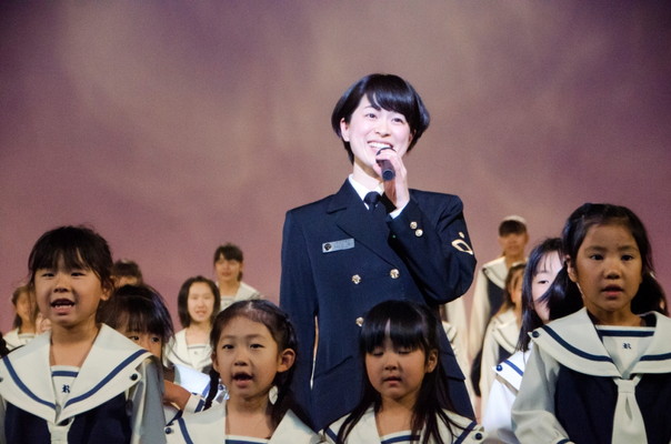 「三宅由佳莉、出身合唱団の後輩たちと初めて「祈り～a prayer」をコーラスで歌唱」1枚目/3