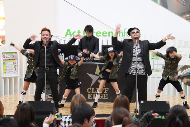 「CLIFF EDGE 「JAM」サンプリング曲熱唱、ゲストに話題の夫妻も」1枚目/5