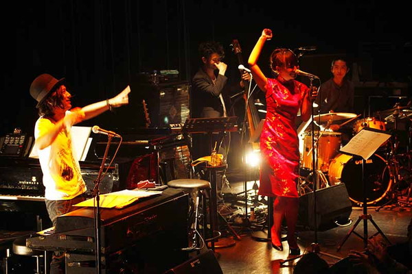 「土岐麻子、Schroeder-Headzとのツアー最終公演でチャイナドレスも披露」1枚目/5