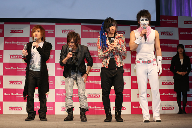 「ゴールデンボンバー 「女々しくて」が異例の年間ランキング1位に」1枚目/13