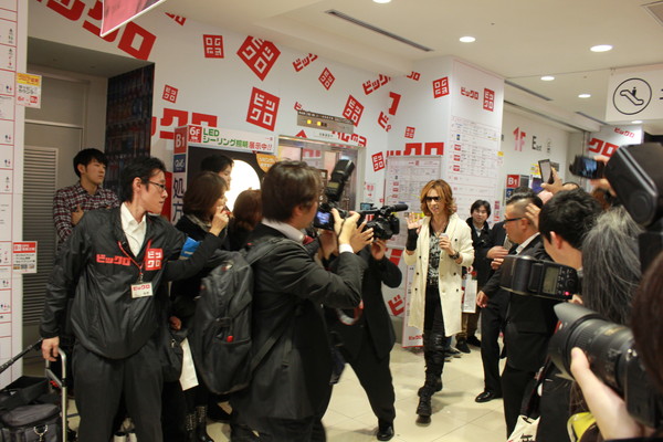 「新宿がYOSHIKI登場で騒然！X JAPANのライブは年明け発表？」1枚目/12