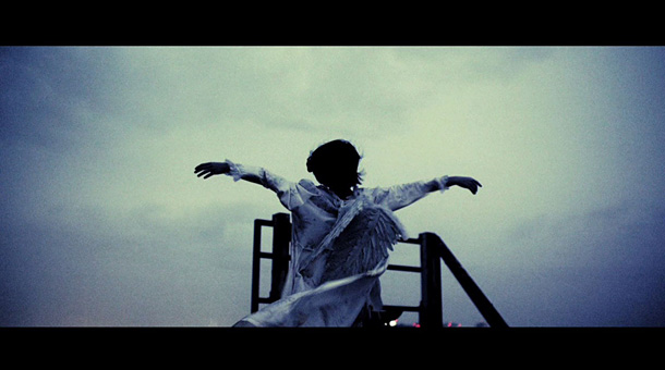 「「神様」のミュージックビデオ場面写真」3枚目/10