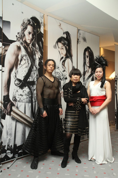 「コシノジュンコ ドラム・ダンス・エンターテインメント集団TAOを激励」1枚目/4