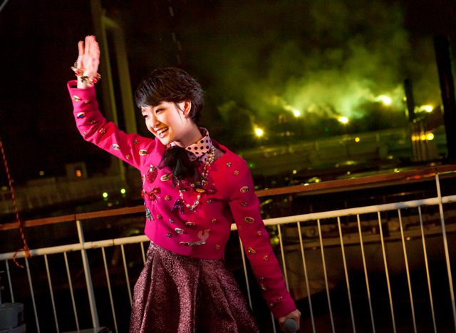 「剛力彩芽 ファンを気遣いながらも雨の中、花火バックにガオガオダンス」1枚目/7