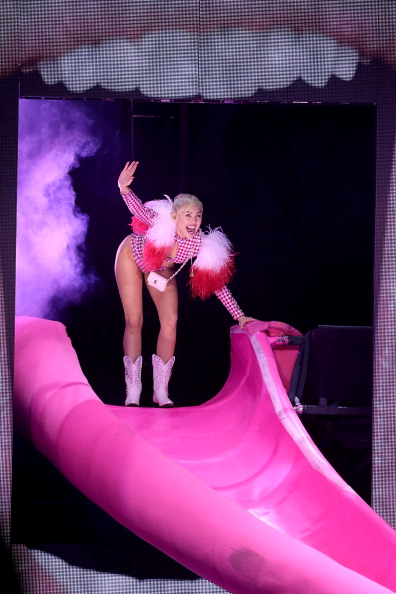 「マイリー・サイラスのステージセット“ベロ型”滑り台を巡り訴訟が起きる」1枚目/1