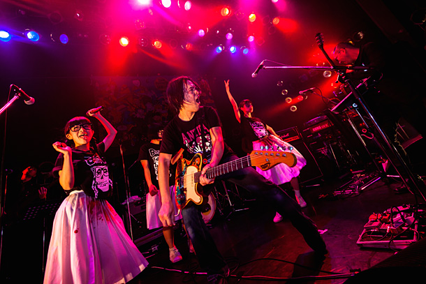 「ソウルフラワーBiS階段 大狂乱の宴 女川のかまぼこ1000枚飛び交う」1枚目/4