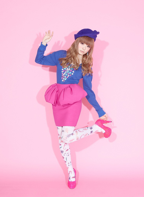 「きゃりー 謎のスポーツに挑戦「ファミリーパーティー」MV解禁」1枚目/2