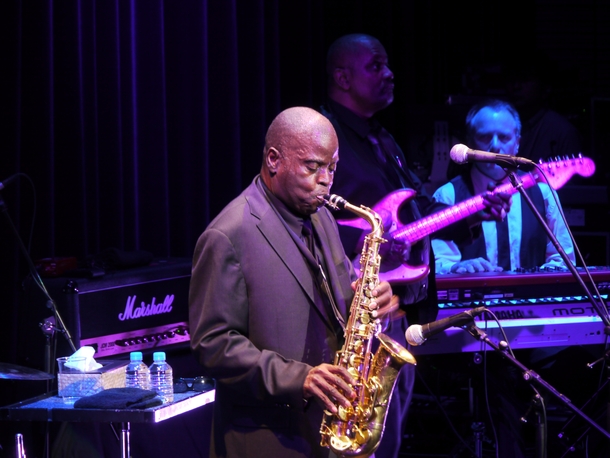 「鋼のグルーヴに身体を委ねてファンキー・タイムの高揚感を！　みんな準備はいいかい？」1枚目/5