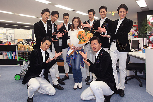 「沢尻エリカ 180㎝以上男性音楽グループからの誕生日祝いに歓喜」1枚目/4