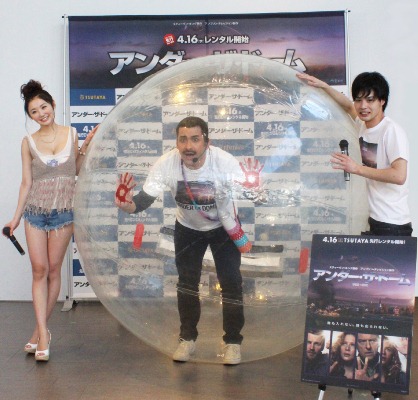 「ハーフ芸人デニス植野、ドームの中から海外ドラマ進出をアピール!?」1枚目/3