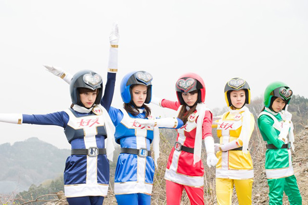 「E-girls 福田雄一監督による戦隊コメディ映画『女子ーズ』の主題歌担当」1枚目/4