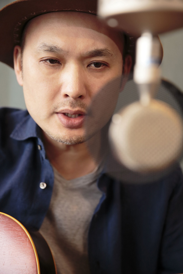 「浜崎貴司 ニューAL『ゴールデンタイム』収録曲「家族」が映画主題歌に」1枚目/2