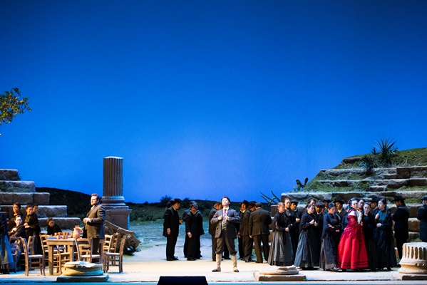 「新国立劇場オペラ「カヴァレリア・ルスティカーナ」（2014年5月）
　撮影：寺司正彦　　提供：新国立劇場
」2枚目/8