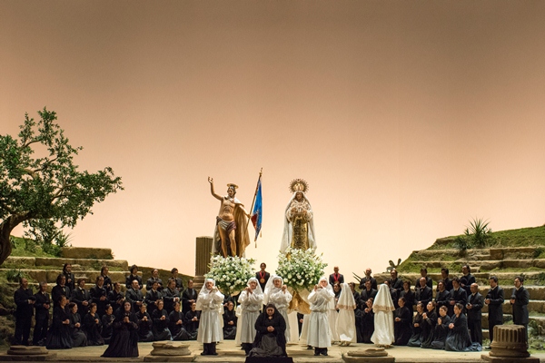 「新国立劇場オペラ「カヴァレリア・ルスティカーナ」（2014年5月）
　撮影：寺司正彦　　提供：新国立劇場
」4枚目/8