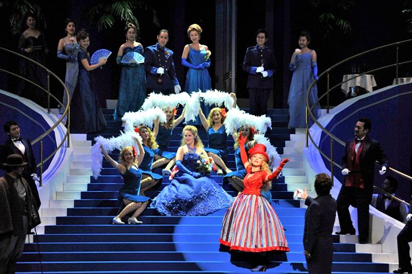 「光の魔術師アルローが演出する、シュトラウス作曲『アラベッラ』いよいよ開幕」1枚目/4