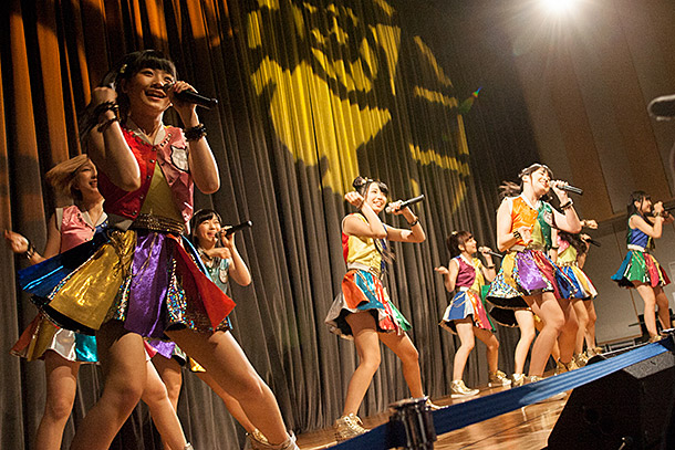 「Cheeky Parade お笑い芸人らとコラボステージで新たな才能開花？」1枚目/8