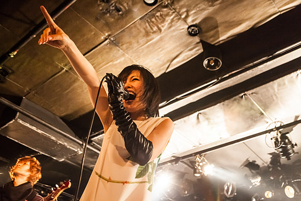 「蟲ふるう夜に×モルヒネ東京 初衝突「未完成な自分を愛していい」」1枚目/18