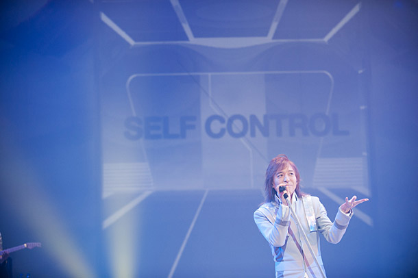 「TM NETWORK 小室哲哉も大暴れの千秋楽「THANKS The FANKS!!」次は今冬」1枚目/5