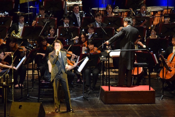 「オペラハウスに響く藤井フミヤの歌声」1枚目/4