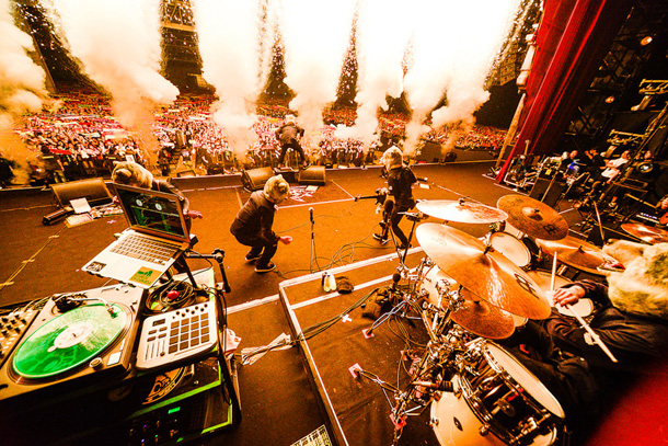 「オオカミバンドMWAM 幕張メッセで2万3千人が熱狂「オ前ラ、カカッテ来イ!!」」1枚目/7