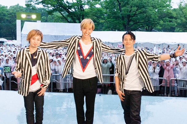 「w-inds. あいにくの雨も代々木公園での凱旋ライブに1500人」1枚目/5