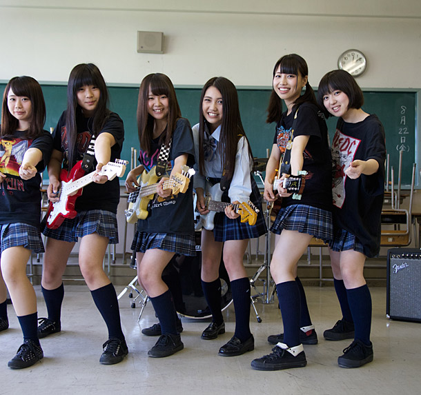 「総視聴者数80万超の現役女子高生“井上苑子”MVにVictory友情出演」1枚目/5