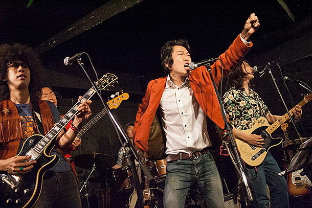 「井乃頭蓄音団がはっぴいえんど 鈴木茂と再共演、伝説のロック喫茶に名を刻む」1枚目/12