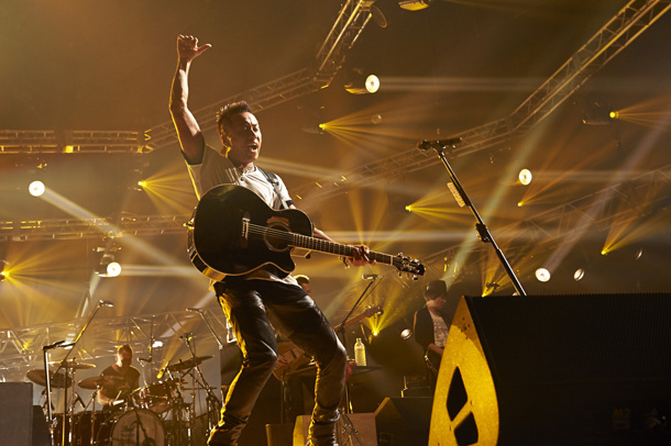 「長渕剛 NHK『SONGS』でファンと1対1のトークセッション＆弾き語り」1枚目/3