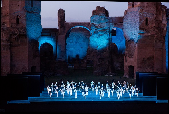 「創立50周年の東京バレエ団、ローマ・カラカラ野外劇場にて『春の祭典』など上演」1枚目/4