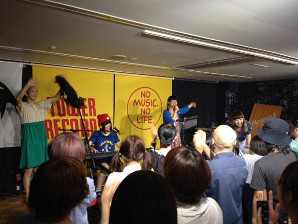 「ぽわん【見放題2014】で入場規制「ぽわん下着姿で客席に飛んできた」」1枚目/134