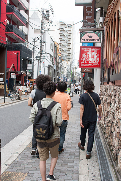 「チラシを持って各会場へ散らばっていく井乃頭蓄音団」14枚目/63
