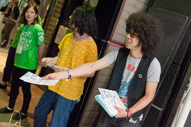 「ナイスな笑顔でチラシを配るジョニー佐藤（g）」15枚目/63