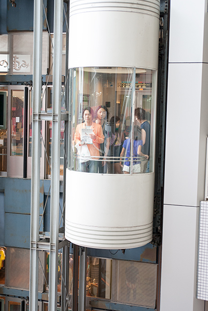 「BIGSTEPのエレベーターを、真顔で下っていくふたり」18枚目/63