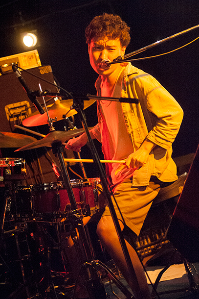 「いつもや穏やかな岸本篤志（dr）も、演奏中はこの表情」23枚目/63