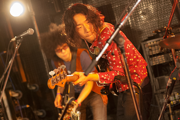 「リズムに合わせるジョニー佐藤（g）と大貫真也（b）」24枚目/63