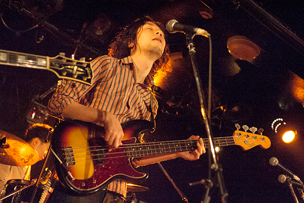 「恍惚の面持ちで弦を爪弾く大貫真也（b）」34枚目/63