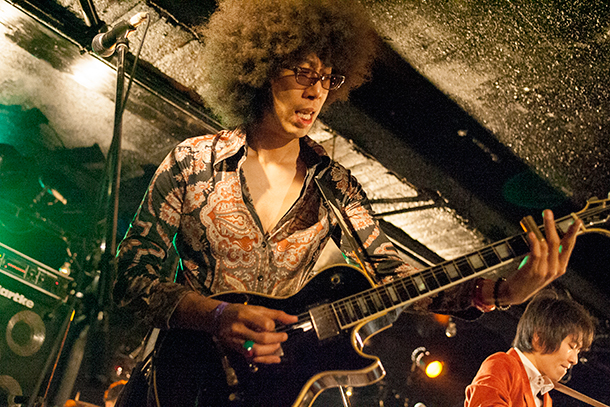 「ジョニー佐藤（g）は入魂のフレーズで楽曲を彩る」35枚目/63