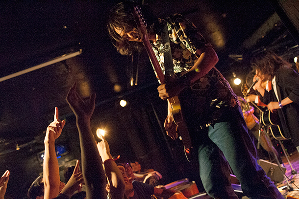 「金田康平（from THEラブ人間）に負けじと、ヒロヒサカトー（g）も弾きまくる」50枚目/63