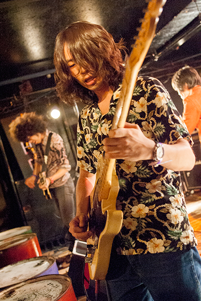 「乱れる髪を気にすること無く強烈なフレーズを引き倒すヒロヒサカトー（g）」53枚目/63