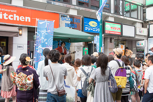 「道行く人も次々に足を止めていく」61枚目/63