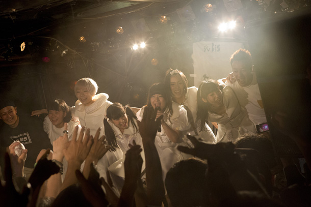 「元BiS“学園祭の打ち上げ”敢行 最後はマネージャーの全裸ダイブ!?」1枚目/99