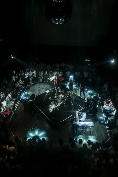 「パスピエ リリース記念イベントで360度取り囲むバンド初の円形型フロアライブが大盛況＆8月からはお中元企画も」1枚目/3